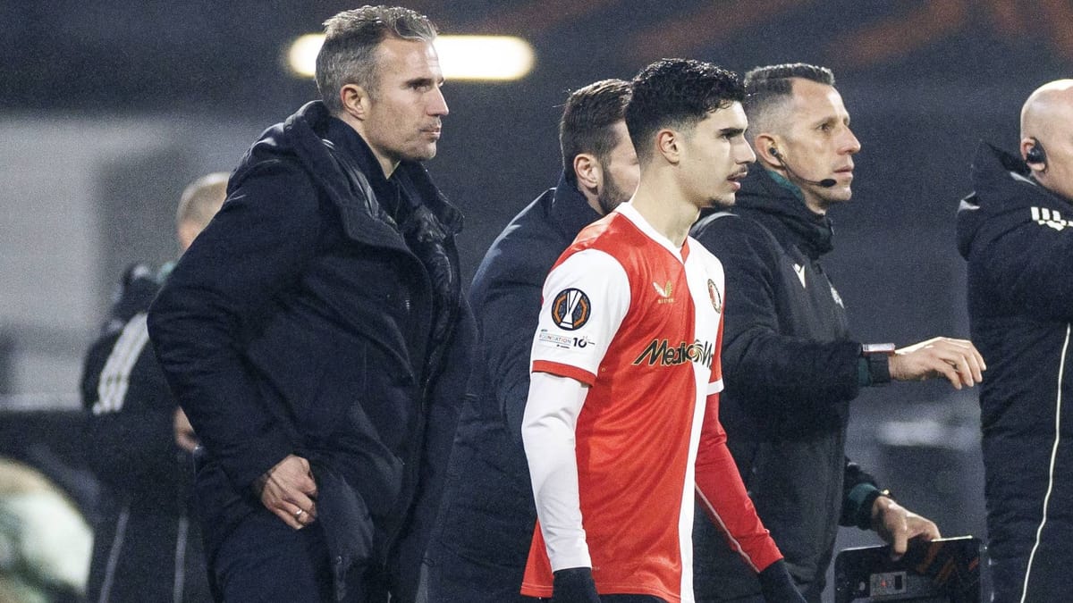 Robin van Persie: Fußball-Legende wechselt eigenen Sohn ein