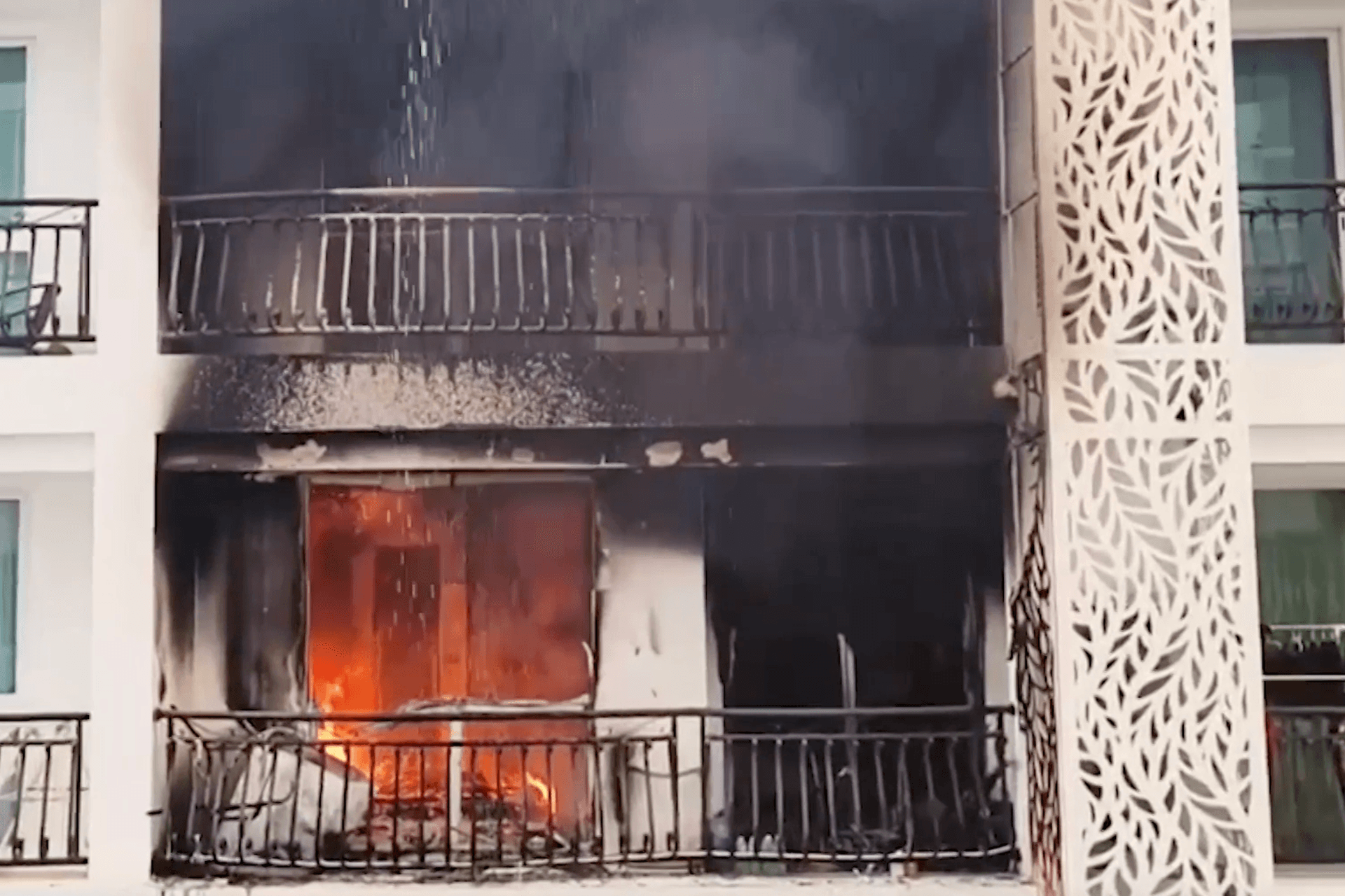 Flammen schlagen aus dem Apartment einer Ferienanlage in Pattaya.