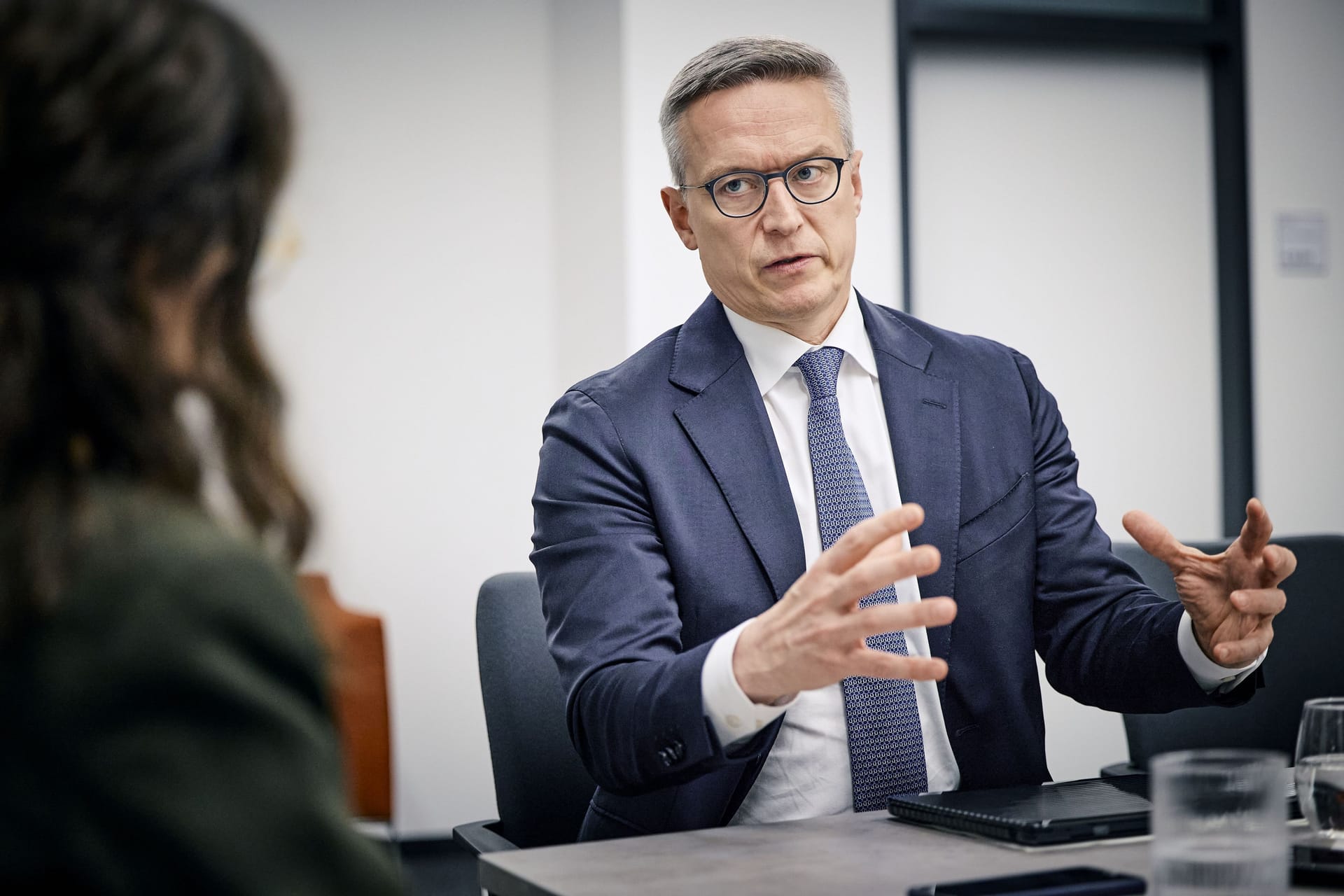 Minister Karsten Wildberger will den Bürokratiebeton aufhebeln. Minister Karsten Wildberger will den Bürokratiebeton aufhebeln.