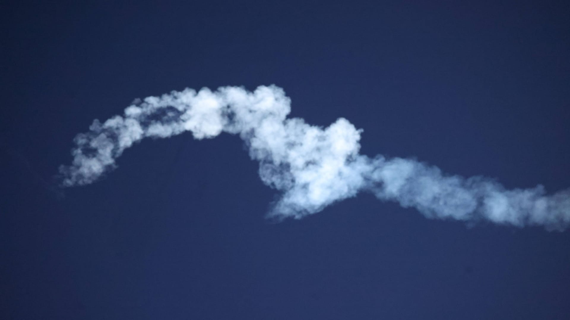 Rauchschwaden am Himmel (Symbolbild): Auf einem Bild des unbekannten Objekts ist viel Rauch am Himmel zu sehen. Rauchschwaden am Himmel (Symbolbild): Auf einem Bild des unbekannten Objekts ist viel Rauch am Himmel zu sehen.