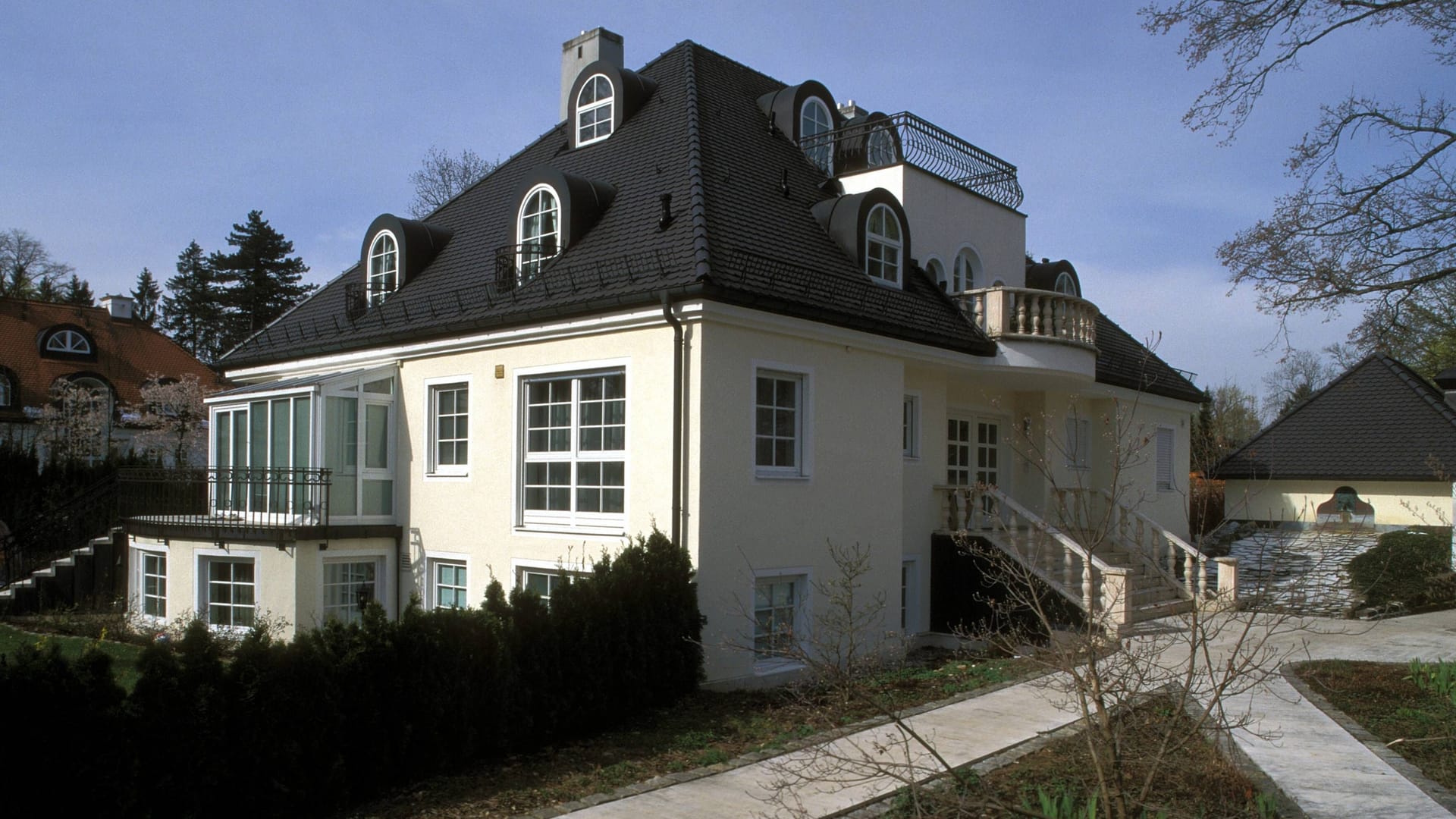 Eine Villa in Grünwald (Archivbild): Viele Anwohner fürchten sich hier vor Einbrechern. Nach Angaben der Polizei gibt es jedoch keinen Grund zur Sorge.