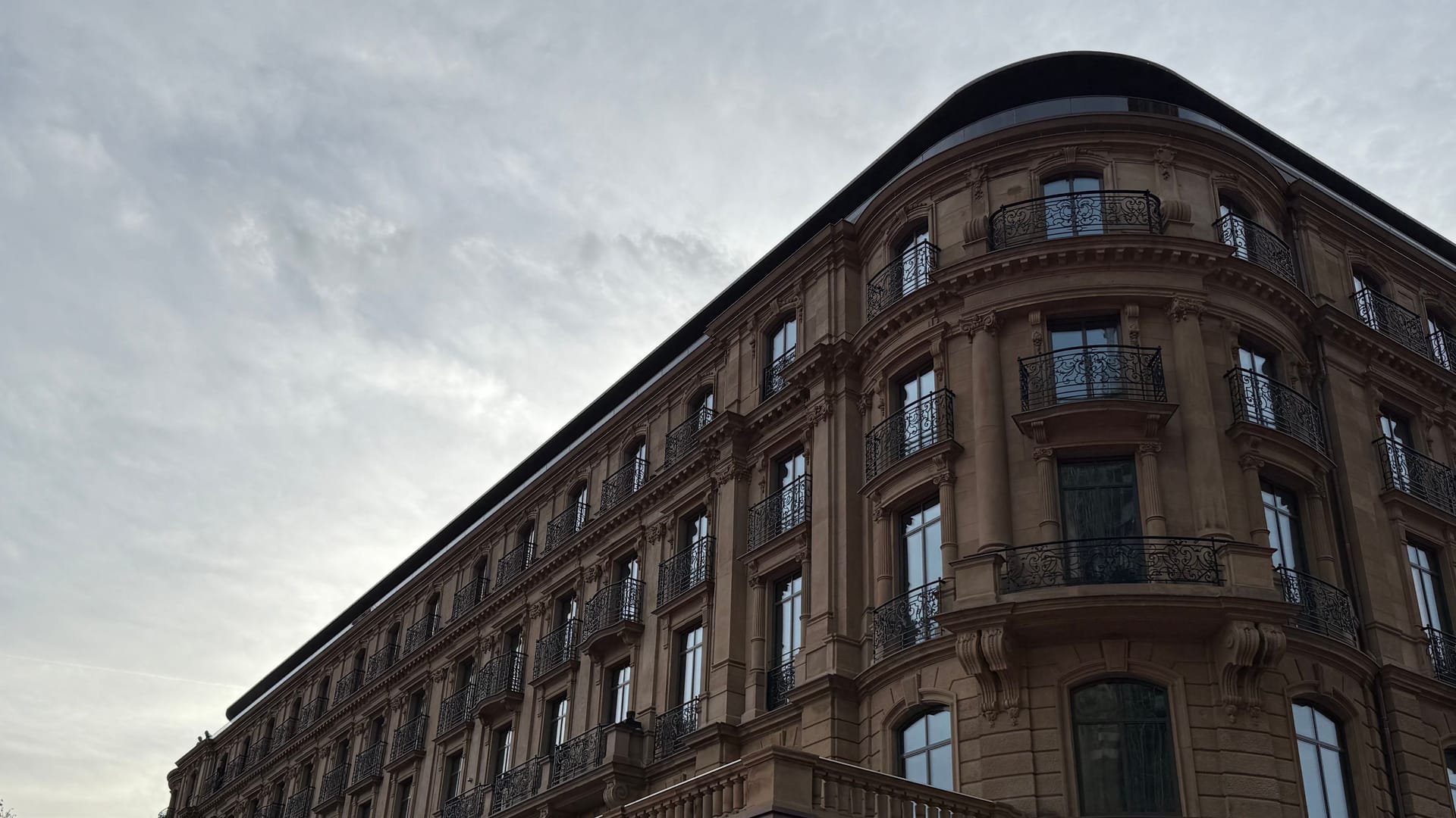 Cologne Cathedral Hotel: Part of the scaffolding for the Christmas market on Roncalliplatz has been removed.