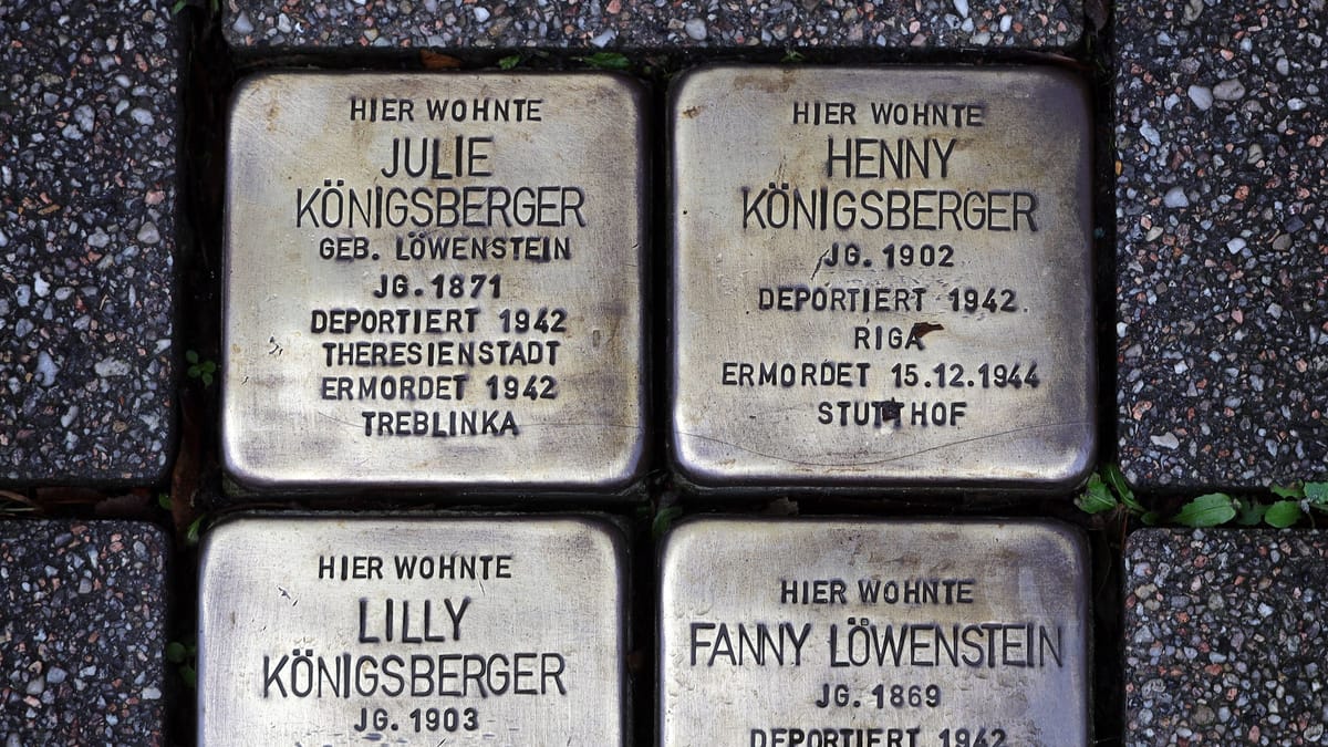 Frau beim Reinigen eines Stolpersteins angegriffen