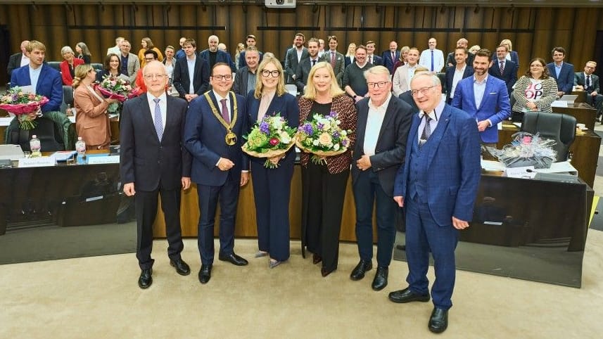 Oberbürgermeister Thomas Kufen gemeinsam mit den Altbürgermeistern sowie den neuen Bürgermeisterinnen der Stadt Essen (v.l.n.r.): Reinhard Paß, Oberbürgermeister Thomas Kufen, Julia Klewin, Julia Jacob, Franz-Josef Britz und Norbert Kleine-Möllhoff. Oberbürgermeister Thomas Kufen gemeinsam mit den Altbürgermeistern sowie den neuen Bürgermeisterinnen der Stadt Essen (v.l.n.r.): Reinhard Paß, Oberbürgermeister Thomas Kufen, Julia Klewin, Julia Jacob, Franz-Josef Britz und Norbert Kleine-Möllhoff.