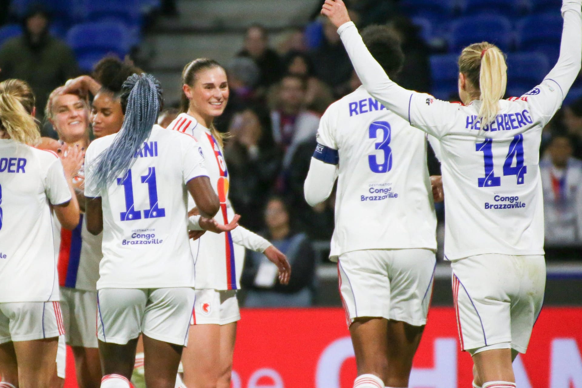 Mittendrin: Jule Brand (M.) jubelt mit ihren Teamkolleginnen gegen Wolfsburg.