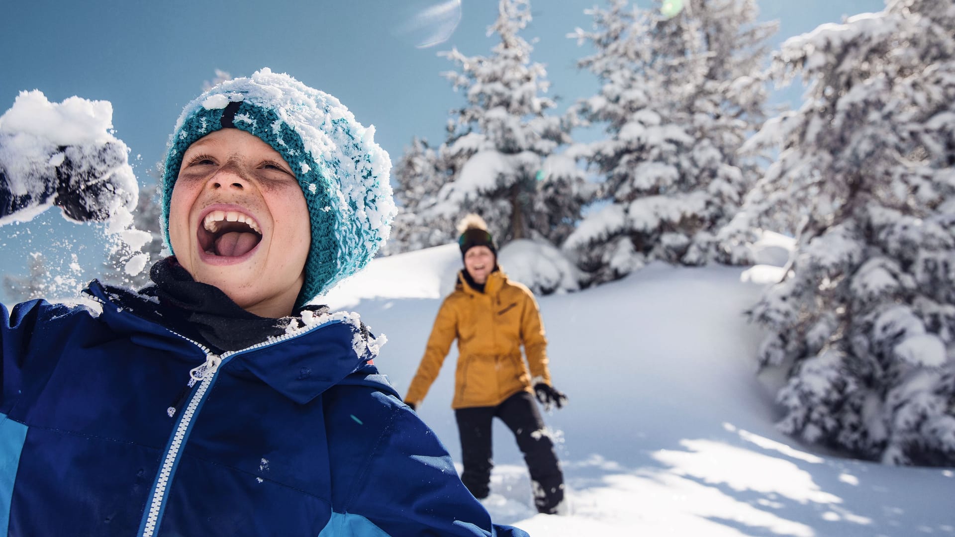 In der weißen Schneepracht haben alle ihren Spaß.
