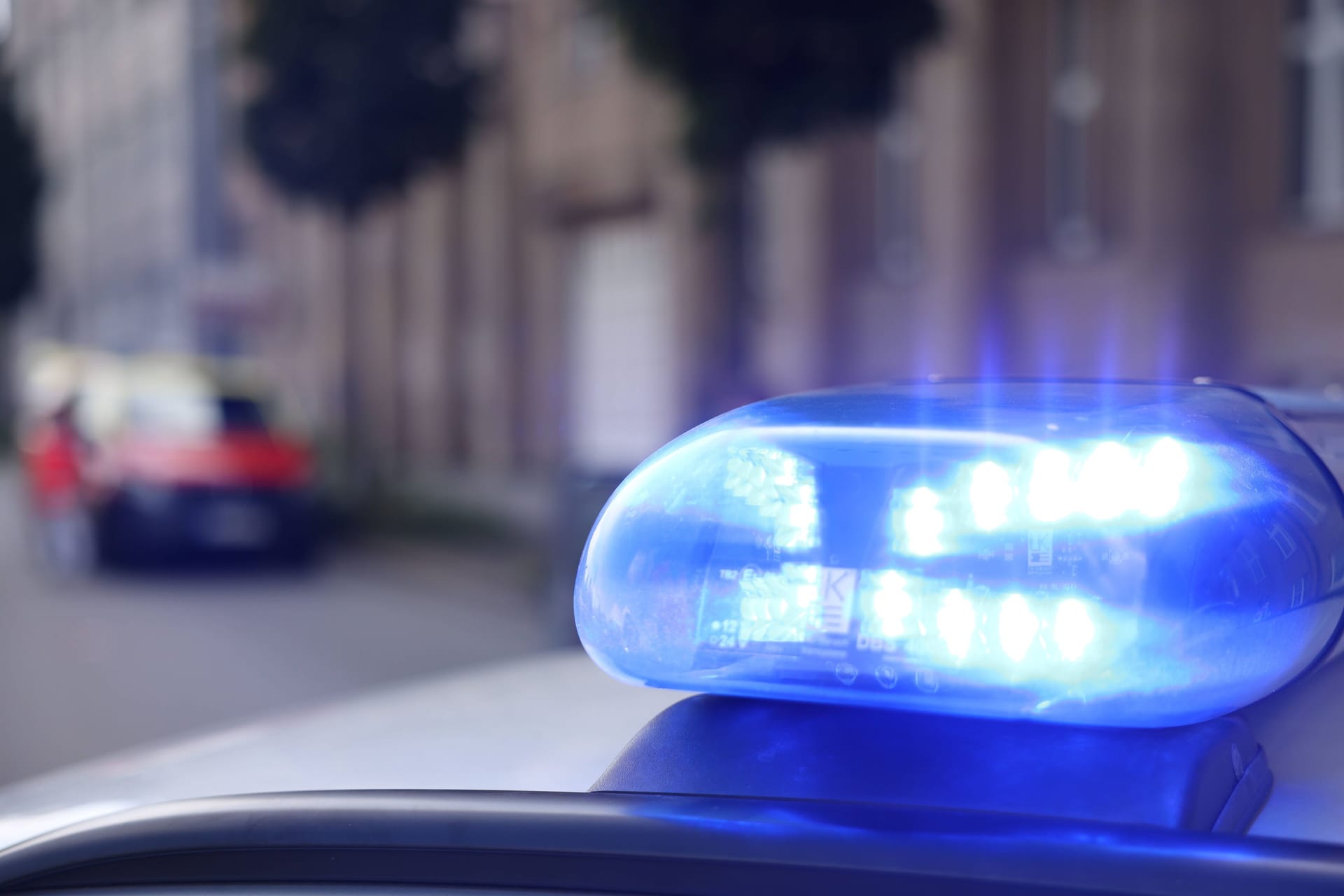 Blaulicht (Symbolbild): In Dresden hat ein Mann mehrere Menschen attackiert.