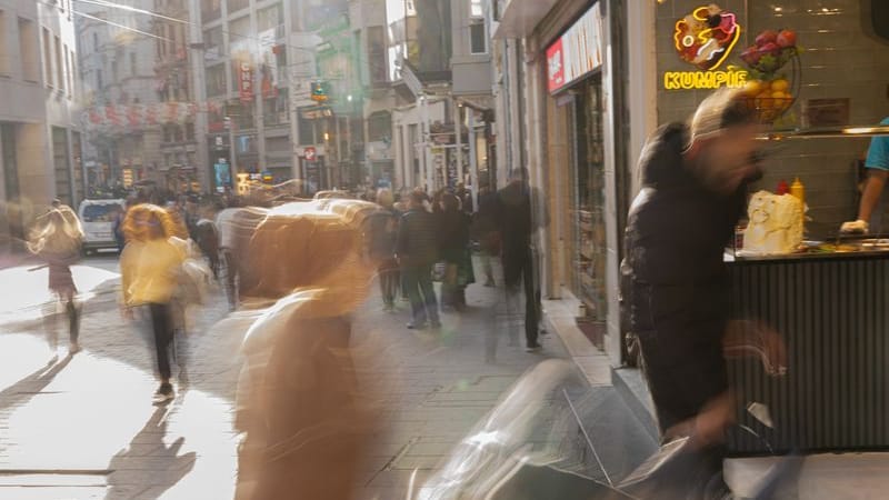 Menschen gehen an einem Kumpir-Laden in der Istiklal-Straße vorbei (Archivbild): Vergangene Woche waren zunächst die Mutter und ihre zwei kleinen Kinder in Istanbul gestorben. Menschen gehen an einem Kumpir-Laden in der Istiklal-Straße vorbei (Archivbild): Vergangene Woche waren zunächst die Mutter und ihre zwei kleinen Kinder in Istanbul gestorben.