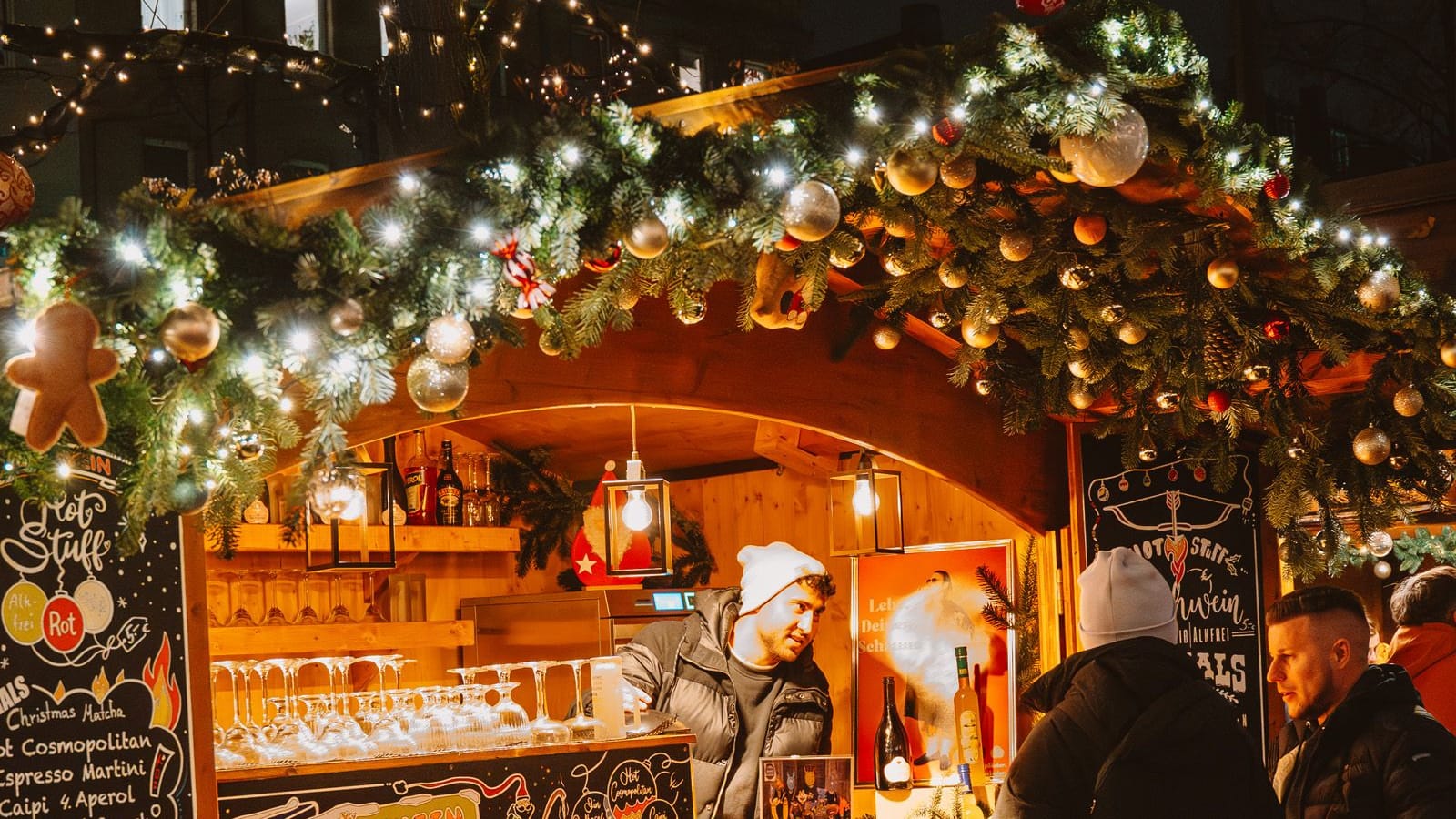 Eine Hütte bei "Goho Hoho": Mehrere Stände mit Getränken und verschiedenen Speißen warten. Eine Hütte bei "Goho Hoho": Mehrere Stände mit Getränken und verschiedenen Speißen warten.