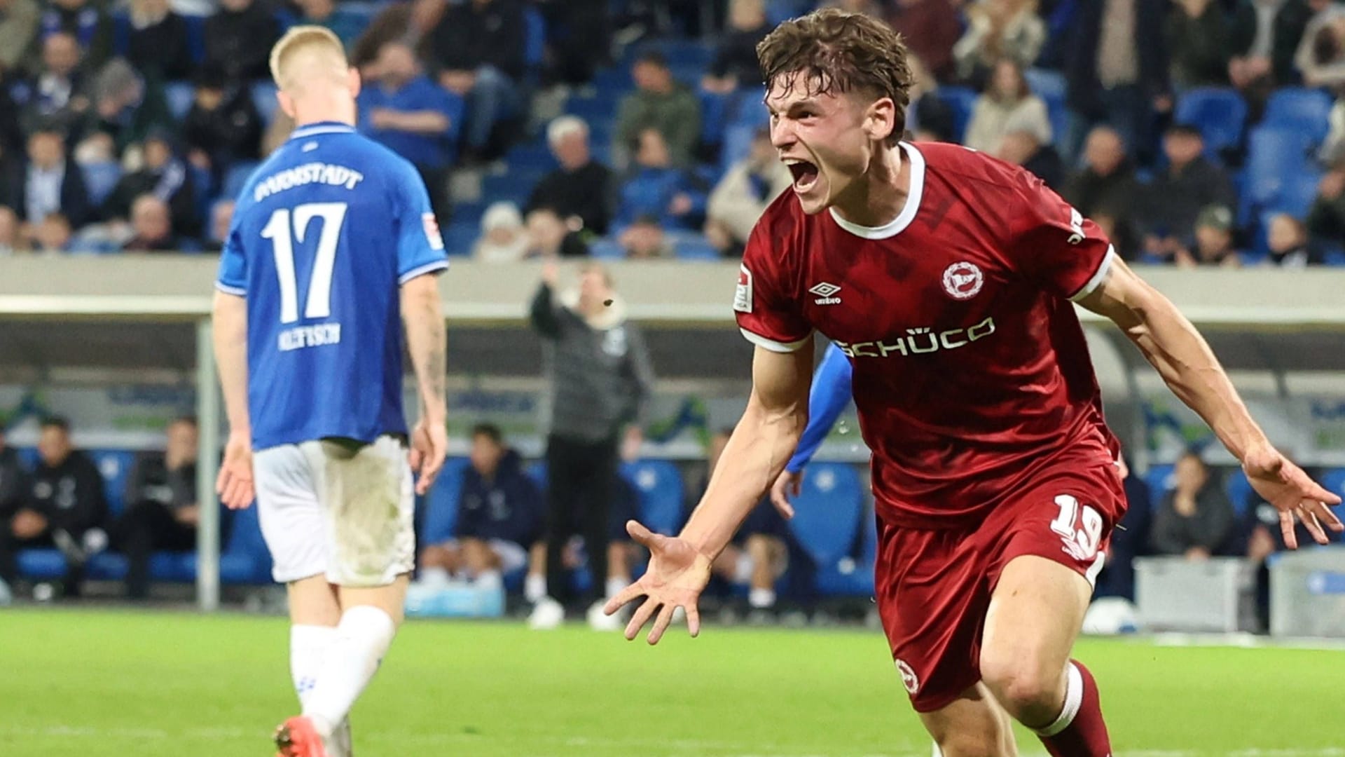 Maximilian Großer feiert seinen späten Ausgleichstreffer: Die Arminia entführte einen Punkt aus Südhessen.