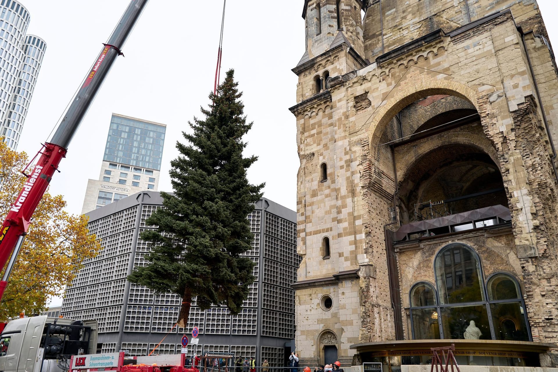 Vorbereitung für den Weihnachtsmarkt an der Gedächtniskirche