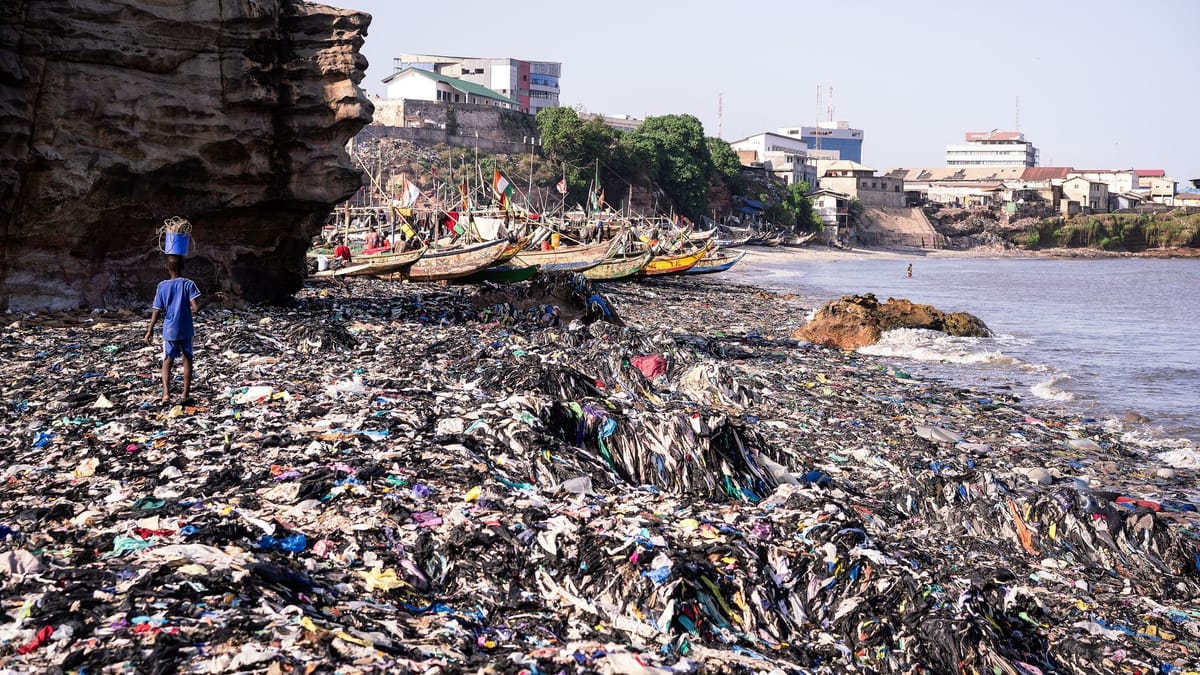 Umweltsch-tzer-verschenken-Kleidung-von-der-M-llhalde