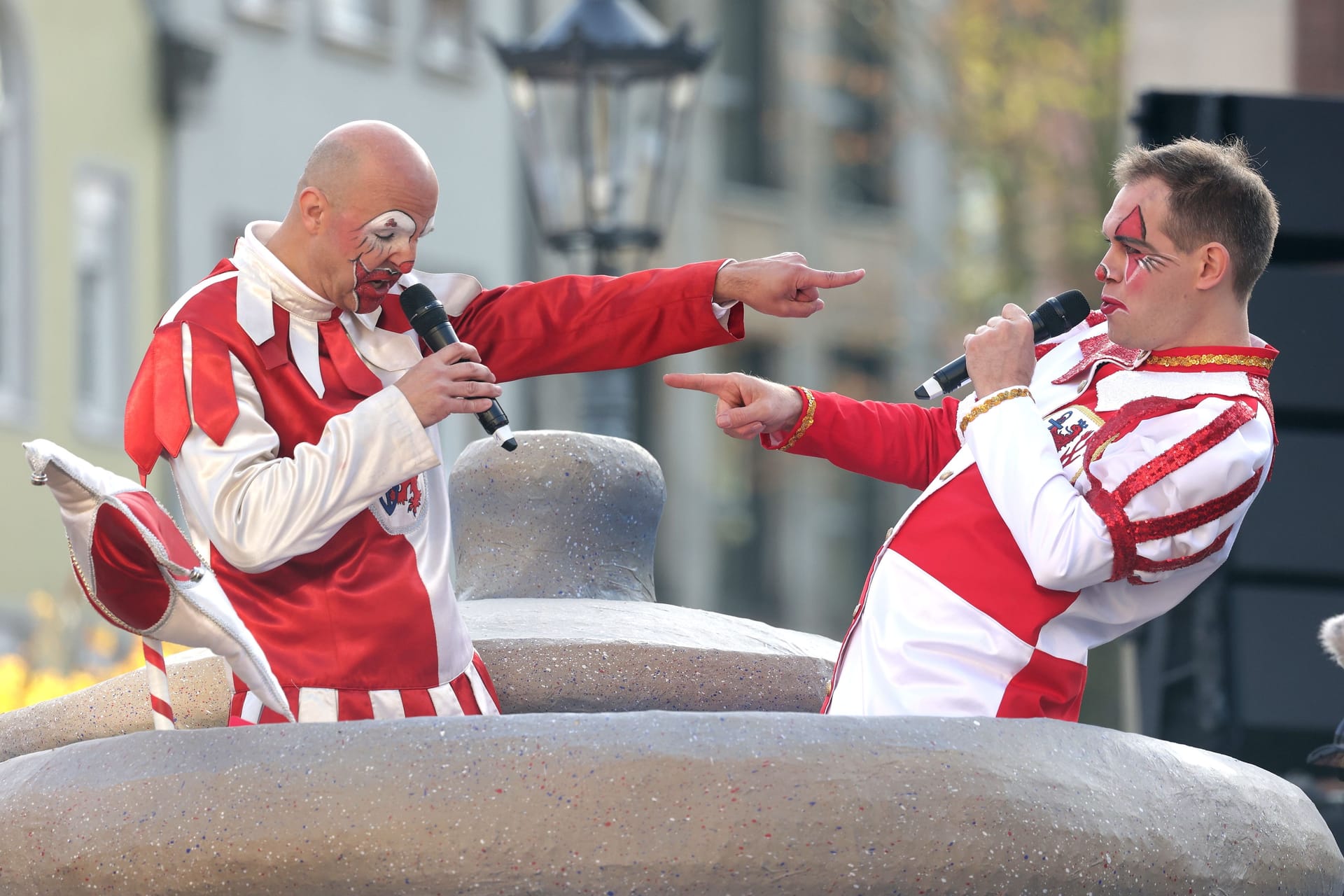Der Hoppeditz tauchte doppelt auf: Tom Bauer (links) bei seinem letzten Auftritt als Hoppeditz gemeinsam mit seinem Nachfolger Jan Philip Hilger.