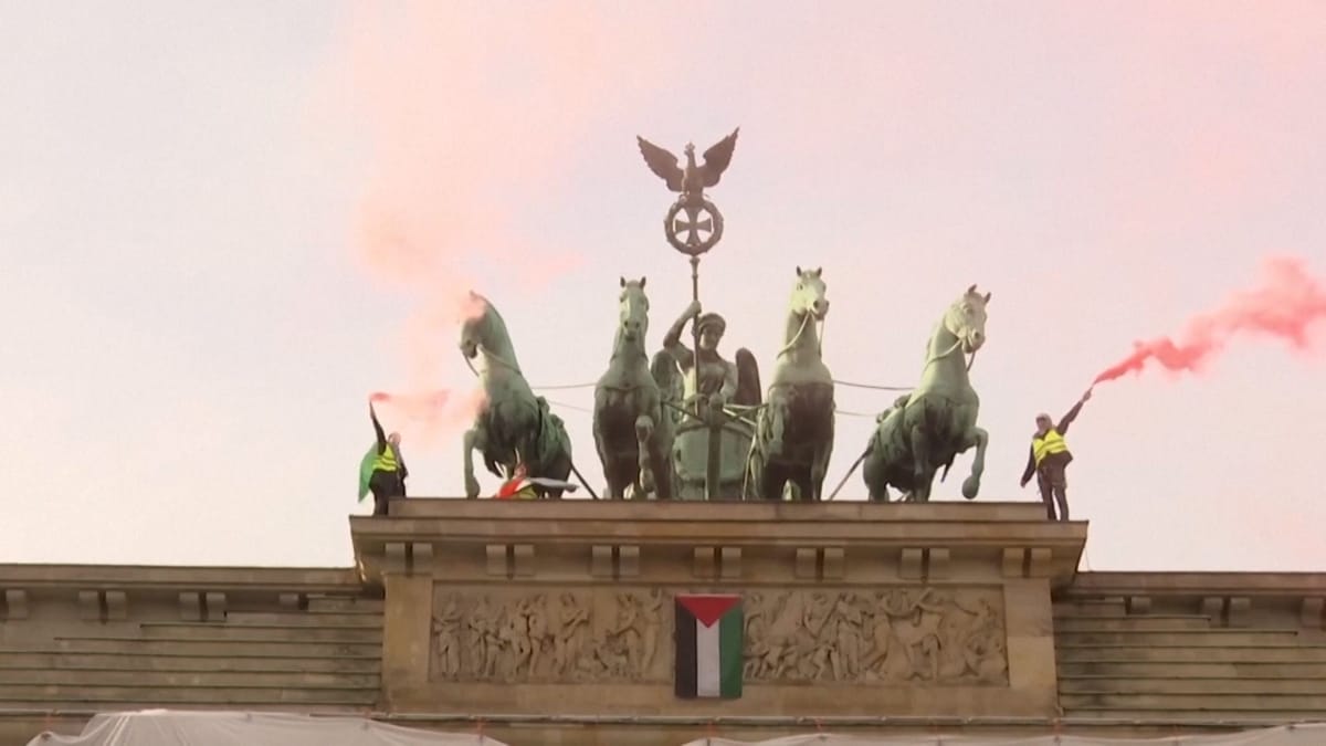 Berlin: Pro-Palästina-Demonstranten klettern auf Brandenburger Tor
