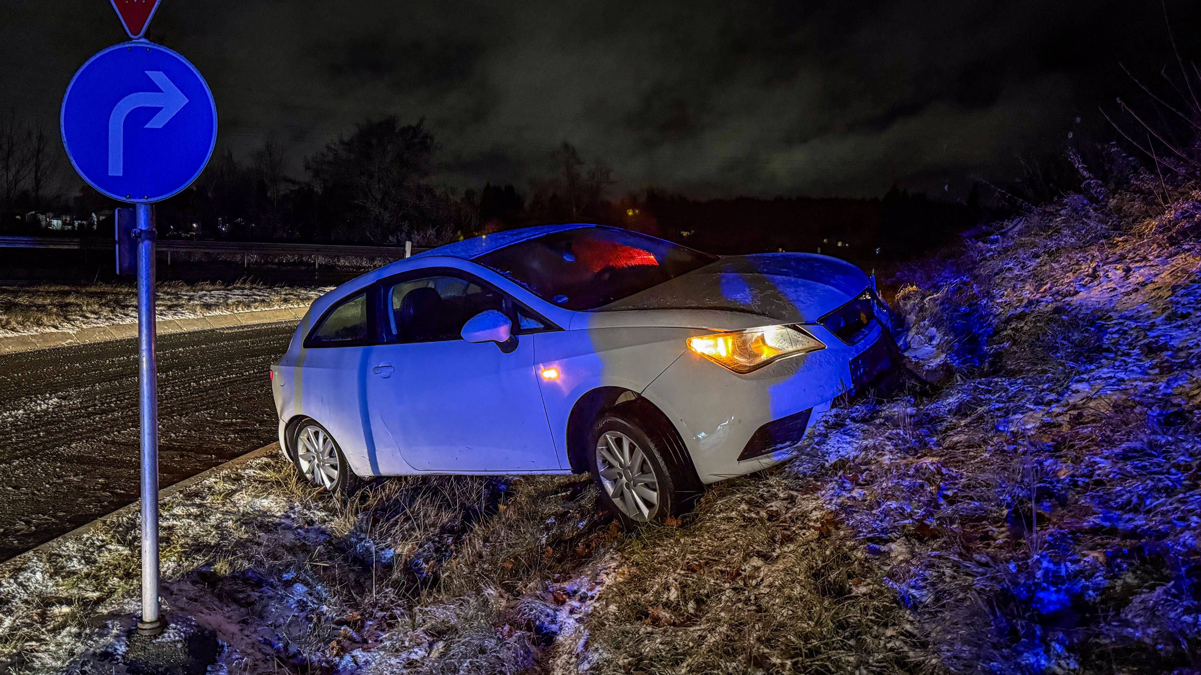 Glätteunfall in Baden-Württemberg: Ein Auto ist bei Villingen-Schwenningen von der Fahrbahn der B27 abgekommen.