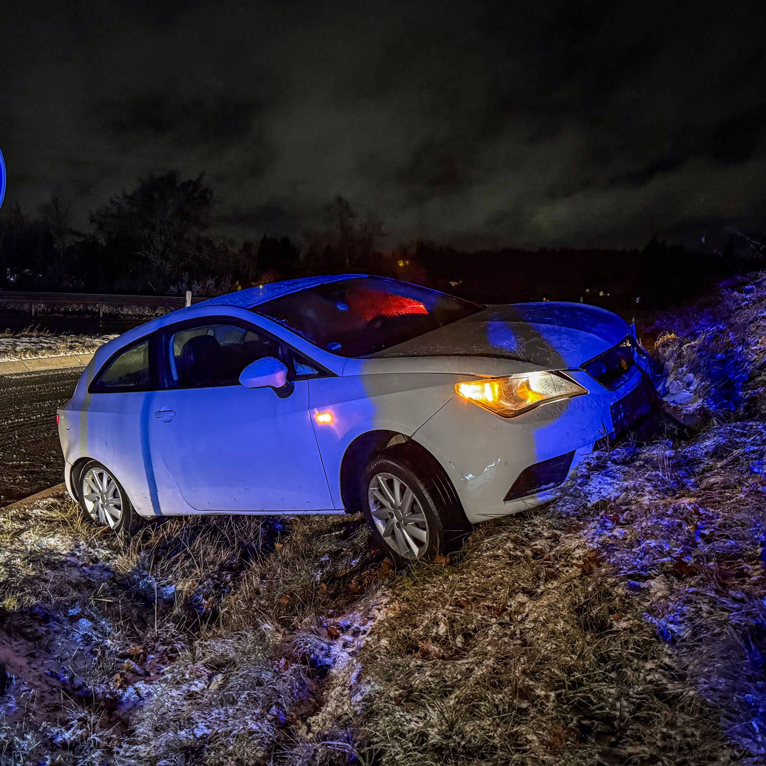 Glätteunfall in Baden-Württemberg: Ein Auto ist bei Villingen-Schwenningen von der Fahrbahn der B27 abgekommen.