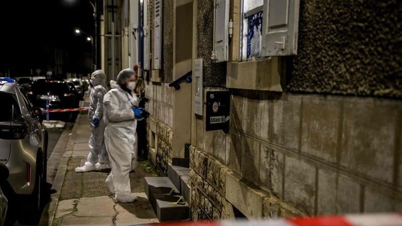 Beamte der Kriminalpolizei arbeiten in den Büros der Allianz-Versicherungsagentur in Montlucon, Zentralfrankreich. Beamte der Kriminalpolizei arbeiten in den Büros der Allianz-Versicherungsagentur in Montlucon, Zentralfrankreich.