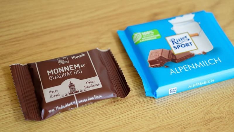 Schwer zu verwechseln: Eine Tafel mit Schokolade der Marke Ritter Sport (r.) und ein Haferriegel der Firma Wacker. Schwer zu verwechseln: Eine Tafel mit Schokolade der Marke Ritter Sport (r.) und ein Haferriegel der Firma Wacker.