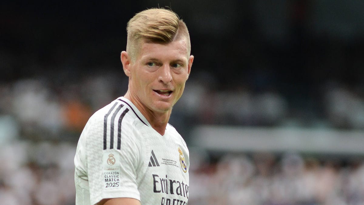 Toni-Kroos-Weltmeister-von-2014-von-Frank-Walter-Steinmeier-geehrt