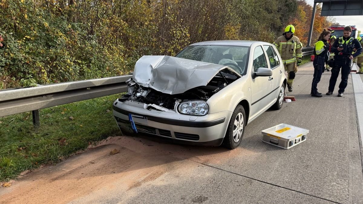VW Golf steht nach einem Unfall auf dem Seitenstreifen der A3: Der Unfall ereignete sich gegen Mittag.
