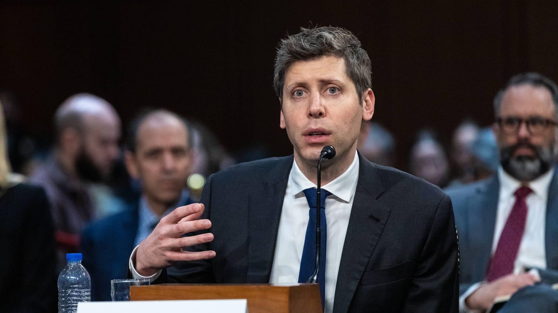 Sam Altman wird vor dem US-Senat befragt (Archivfoto): Der Gerichtstermin steht im Zusammenhang mit einer Anti-KI-Gruppe.