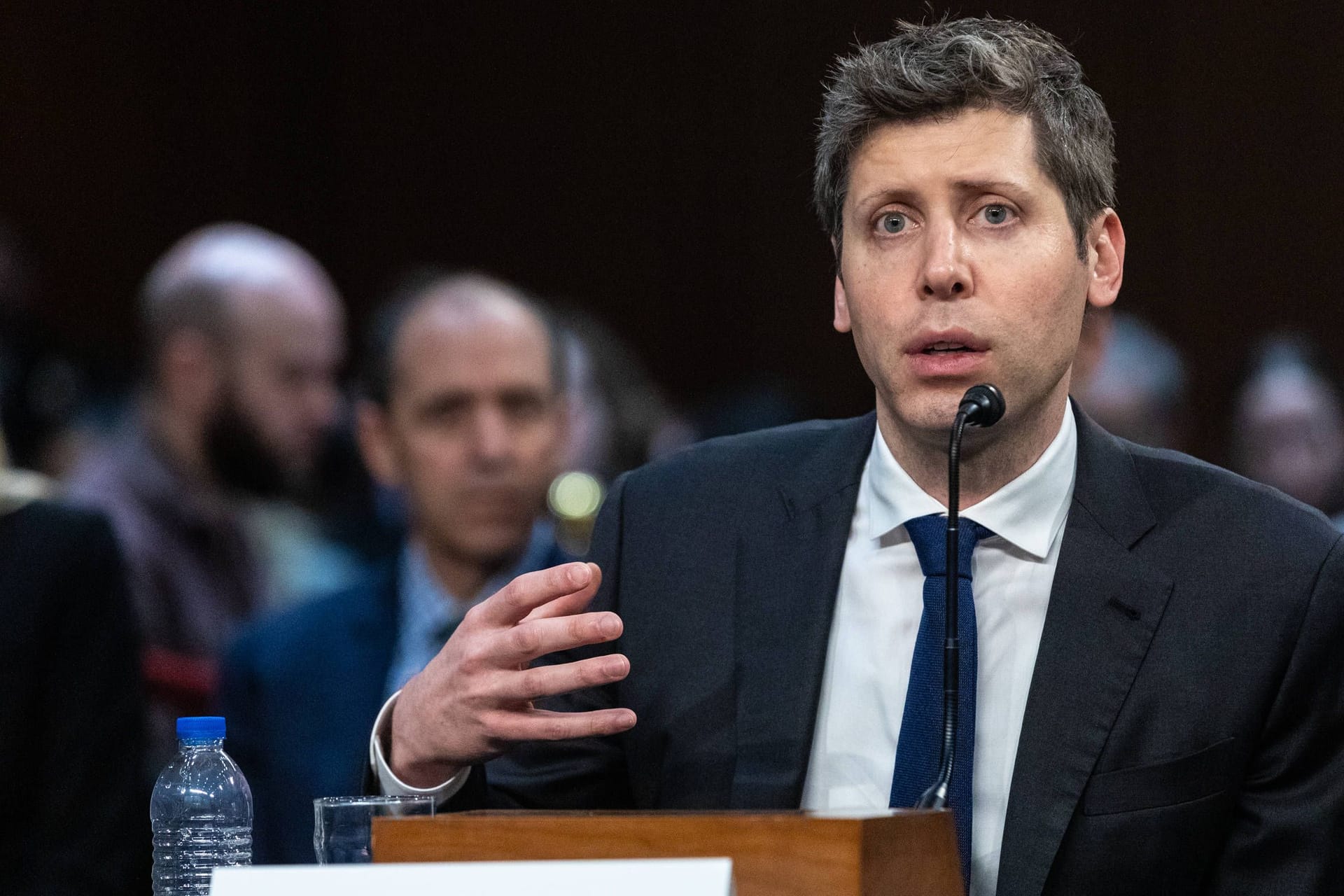Sam Altman bei einer Befragung vor dem US-Senat (Archivbild): Der Gerichtstermin steht im Zusammenhang mit einer Anti-KI-Gruppe.