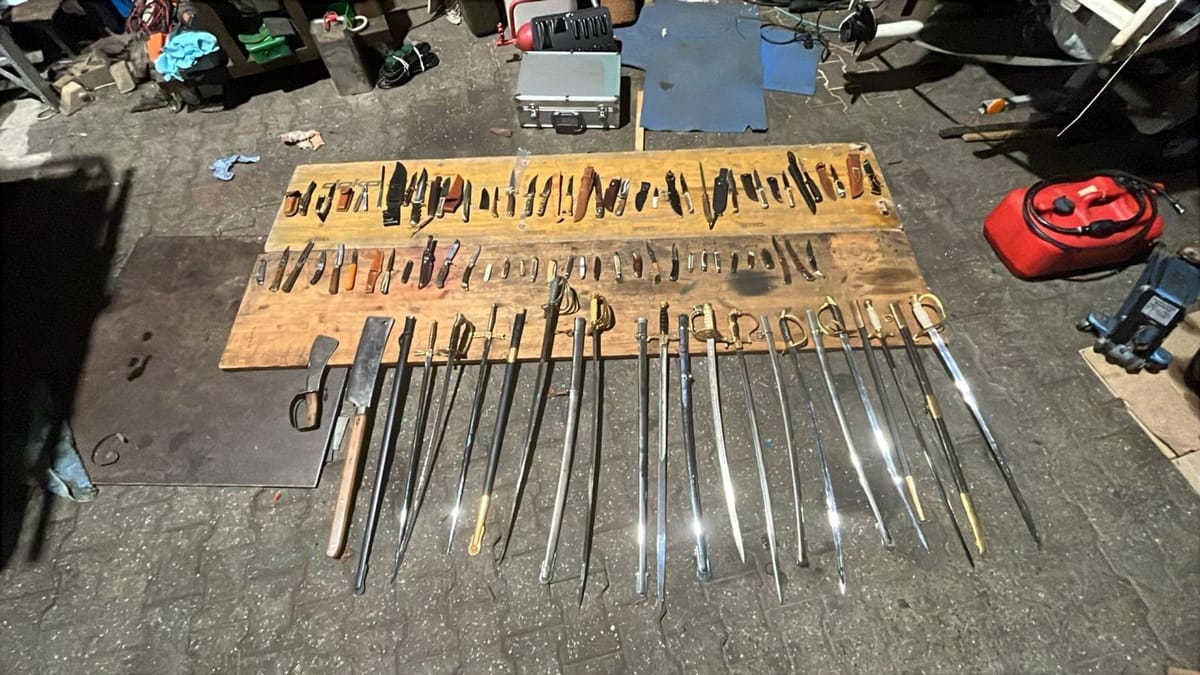 Solingen: Polizei findet Hitler-Plastik und Waffensammlung