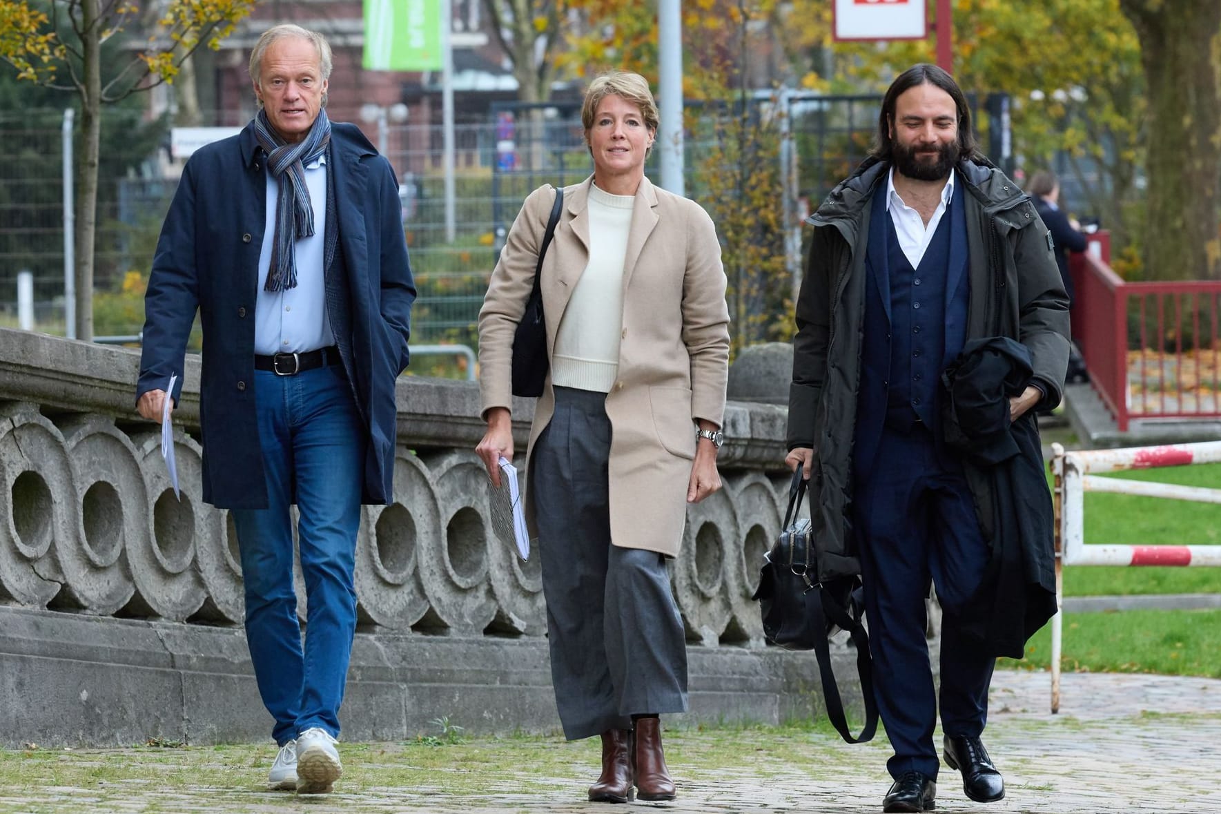 Christina Block (Mitte), ihr Lebensgefährte Gerhard Delling (links), sowie ihr Anwalt Ingo Bott: Der Prozess in Hamburg geht am Mittwoch weiter.