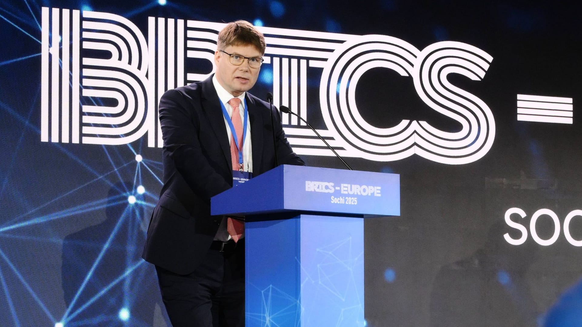 Steffen Kotré auf der Bühne in Sotschi: Der Bundestagsabgeordnete wandte sich gegen die Sanktionen gegen Russland. Steffen Kotré auf der Bühne in Sotschi: Der Bundestagsabgeordnete wandte sich gegen die Sanktionen gegen Russland.