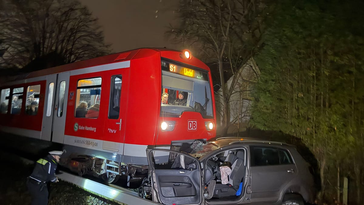 Hamburg-Auto-kollidiert-mit-S-Bahn-in-S-lldorf