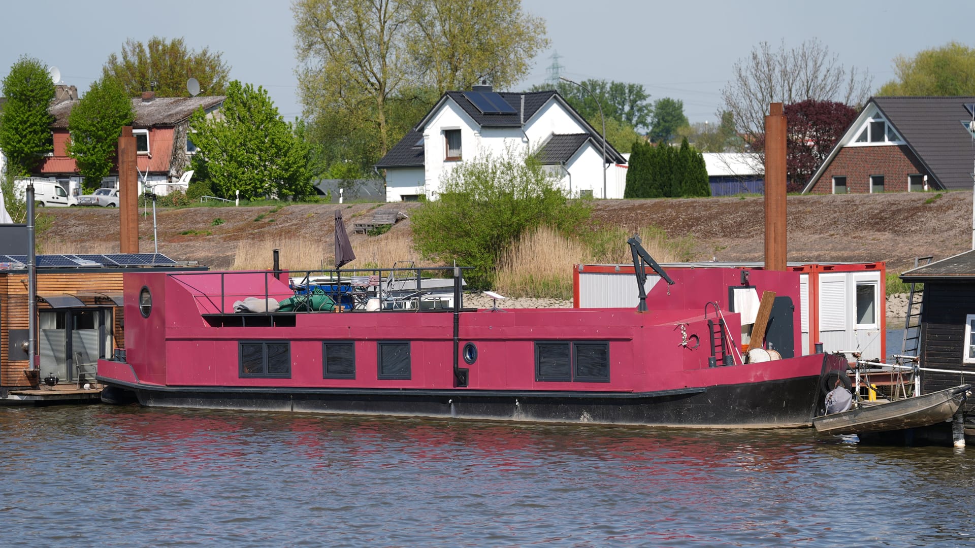 Das pinkfarbene Hausboot im Holzhafen in Moorfleet (Archivbild): Der 23-Jährige, der seine Mutter dort im April 2025 tötete, muss in die Psychiatrie. Das pinkfarbene Hausboot im Holzhafen in Moorfleet (Archivbild): Der 23-Jährige, der seine Mutter dort im April 2025 tötete, muss in die Psychiatrie.
