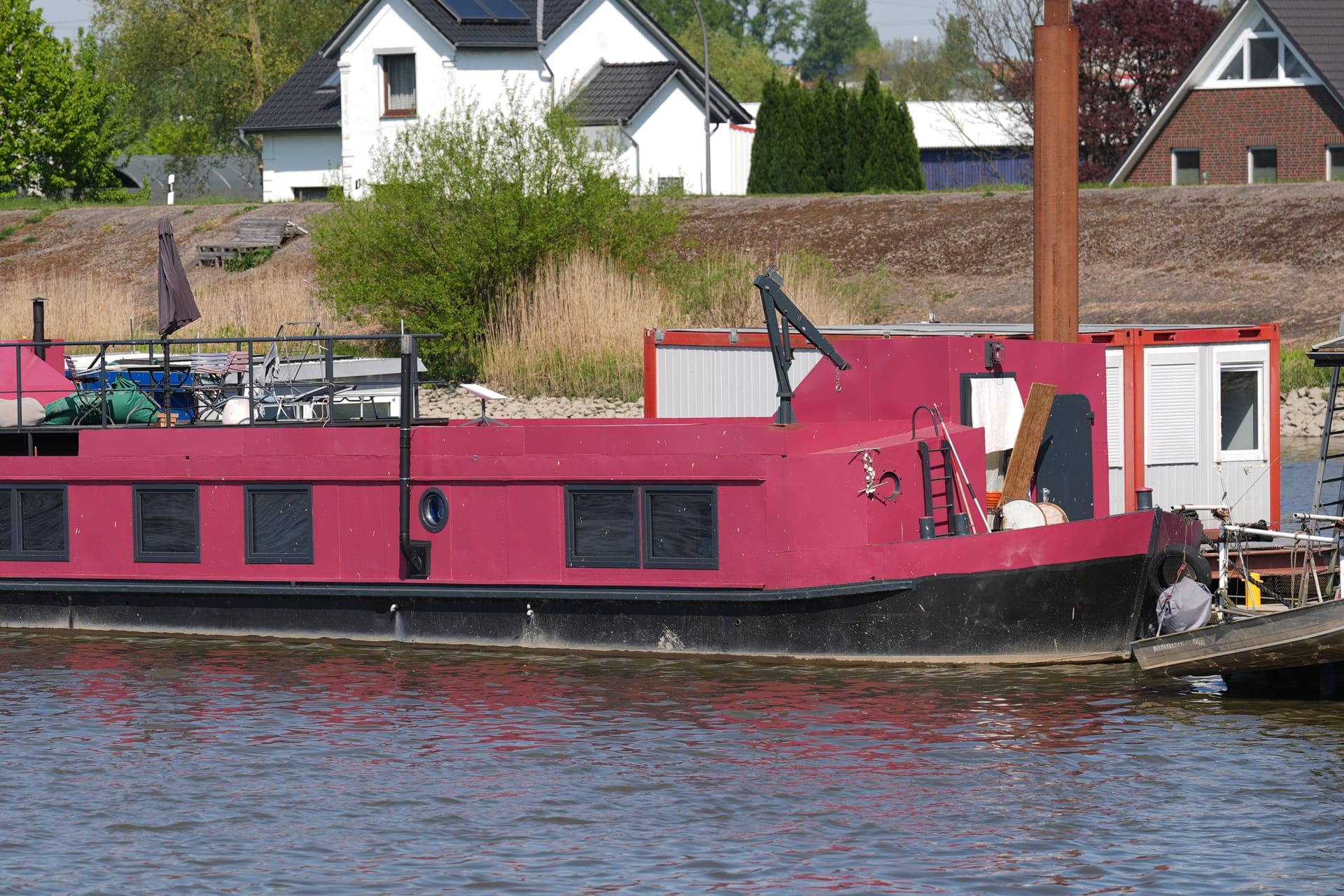 Das pinkfarbene Hausboot im Holzhafen in Moorfleet (Archivbild): Der 23-Jährige, der seine Mutter dort im April 2025 tötete, muss in die Psychiatrie.