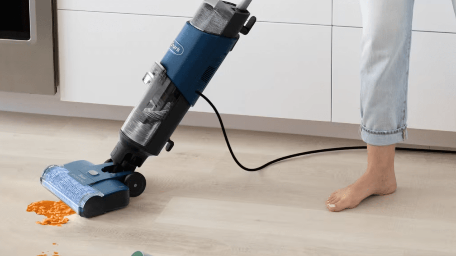 Mit dem Shark HydroVac verschwinden nasse und trockene Verschmutzungen in einem Zug.