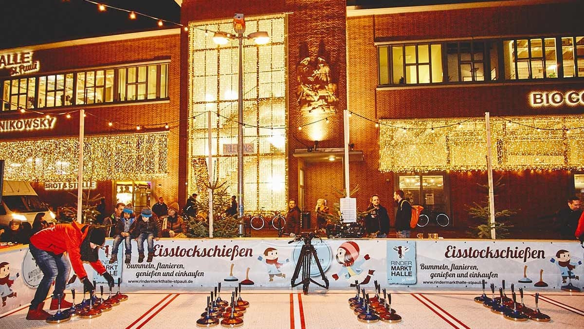 Eisstockschießen an der Rindermarkthalle: Ab dem 12. November geht der kleine Weihnachtsmarkt auf St. Pauli los. Eisstockschießen an der Rindermarkthalle: Ab dem 12. November geht der kleine Weihnachtsmarkt auf St. Pauli los.