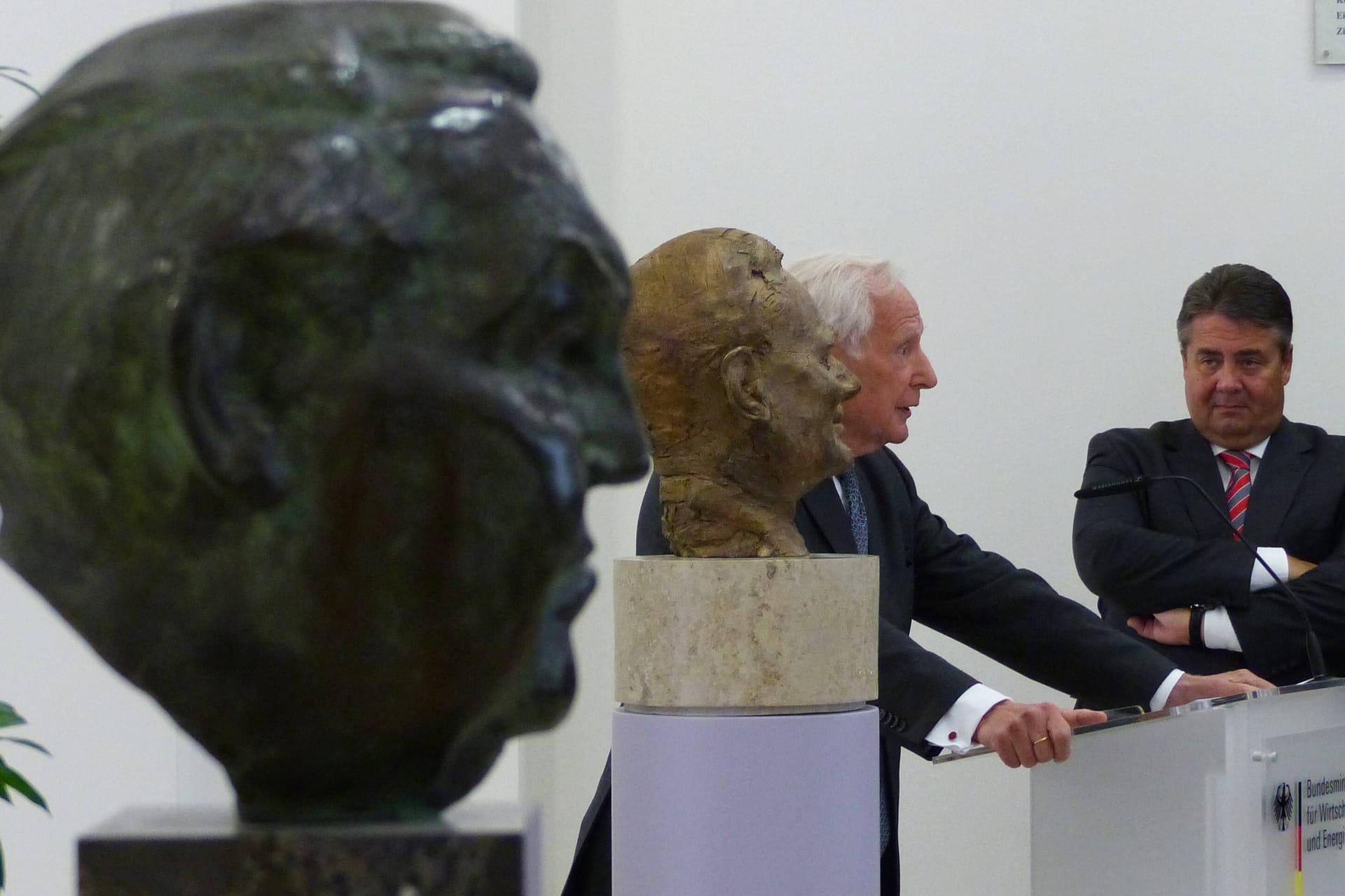 Büste von Ludwig Erhard (Vordergrund) im Bundeswirtschaftsministerium (Archivbild): Die Büste wurde zum 110. Geburtstag Ludwig Erhards an das Ministerium gespendet.
