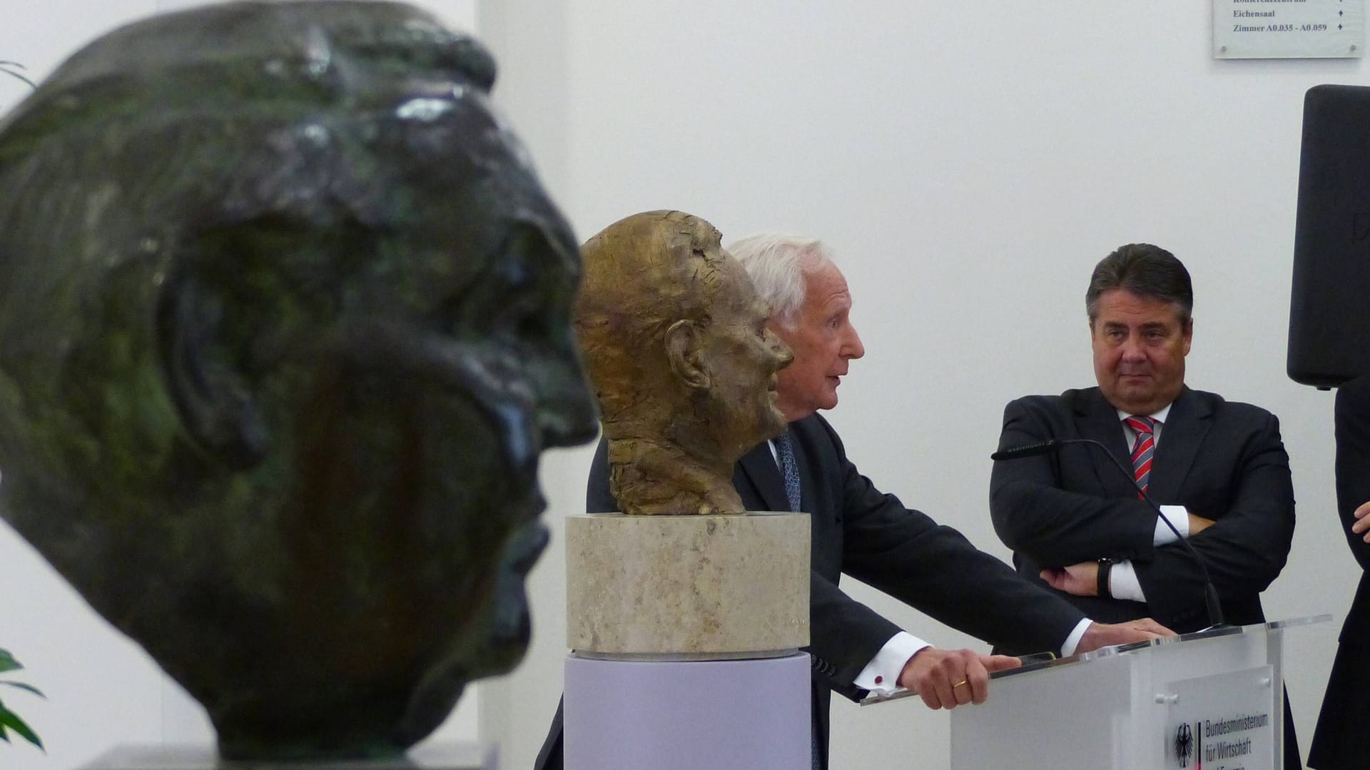 Büste von Ludwig Erhard (Vordergrund) im Bundeswirtschaftsministerium (Archivbild): Die Büste wurde zum 110. Geburtstag Ludwig Erhards an das Ministerium gespendet.