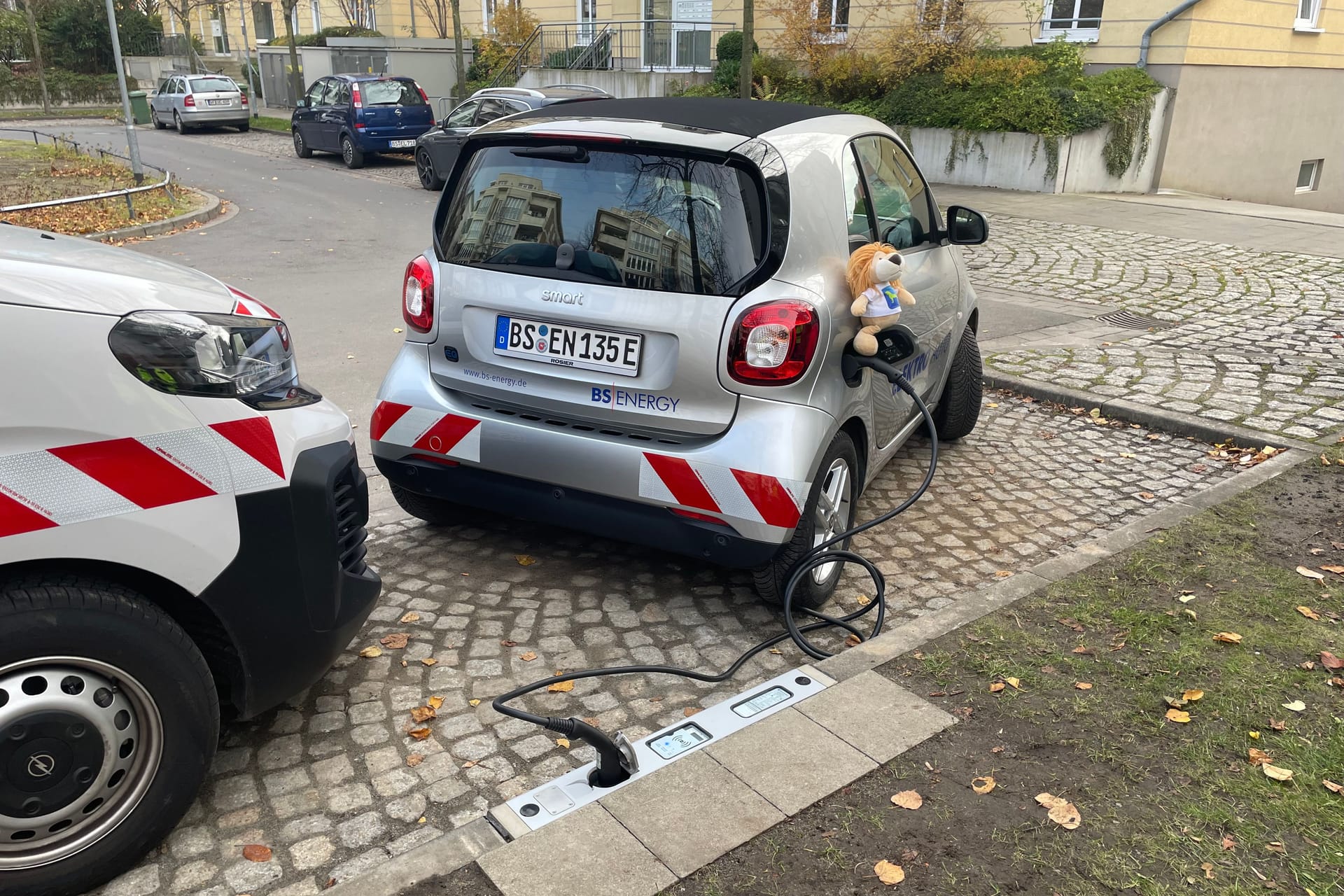 Ladevorgang eines Elektrofahrzeugs über den Bordstein: Das ist ab sofort in Braunschweig möglich.
