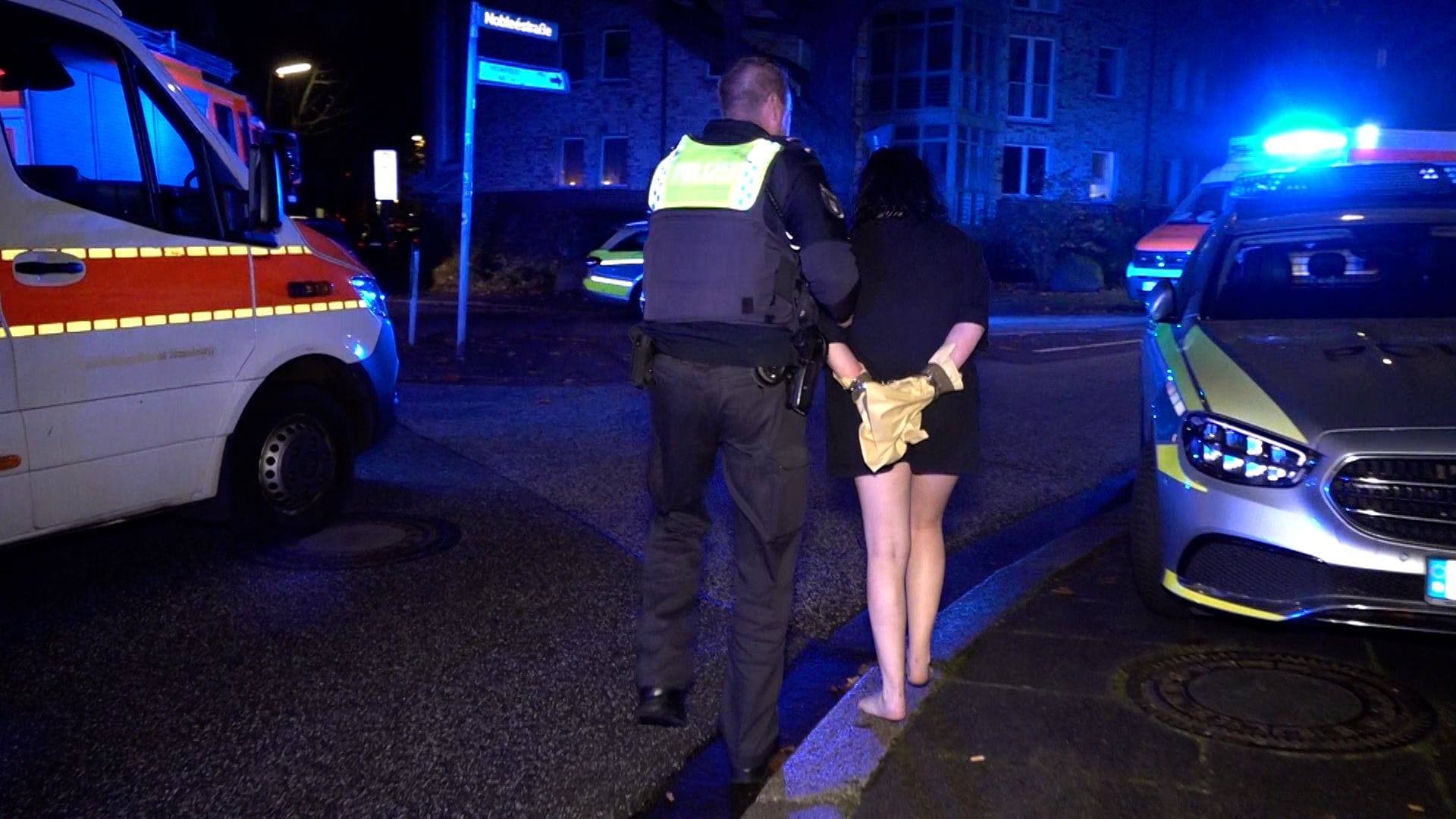 Polizeieinsatz in Hamburg: Eine Frau wird in Verbindung mit einem tödlichen Gewaltverbrechen festgenommen. Polizeieinsatz in Hamburg: Eine Frau wird in Verbindung mit einem tödlichen Gewaltverbrechen festgenommen.