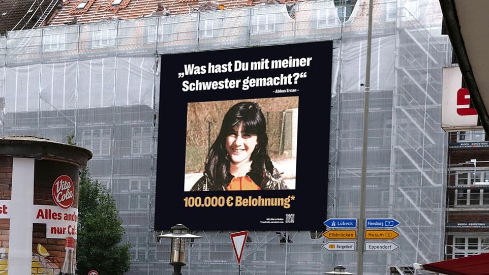 Ein Plakat mit Zeugenaufruf am Winterhuder Marktplatz: Nun hilft auch ein Smoothie-Hersteller bei der Suche nach Hilal.