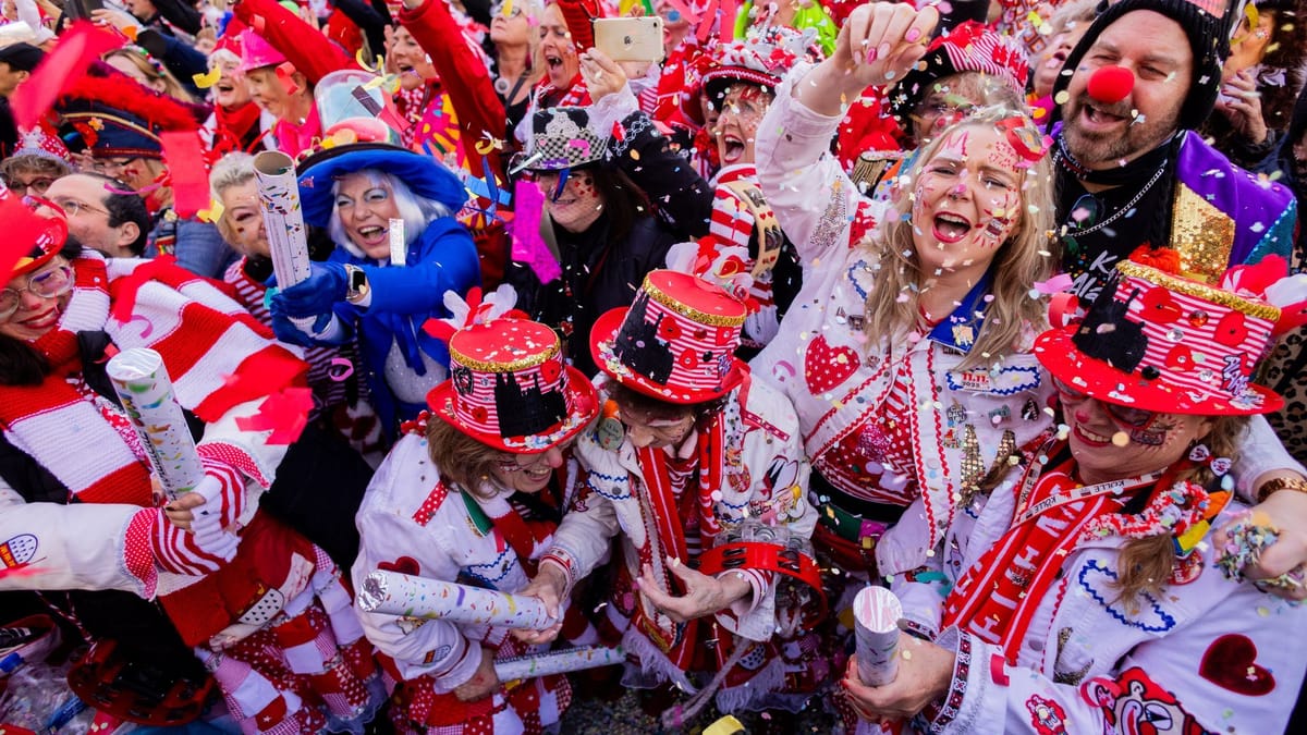 Kölner Karneval: Polizei berichtet von Waffen, Verletzten und Belästigung