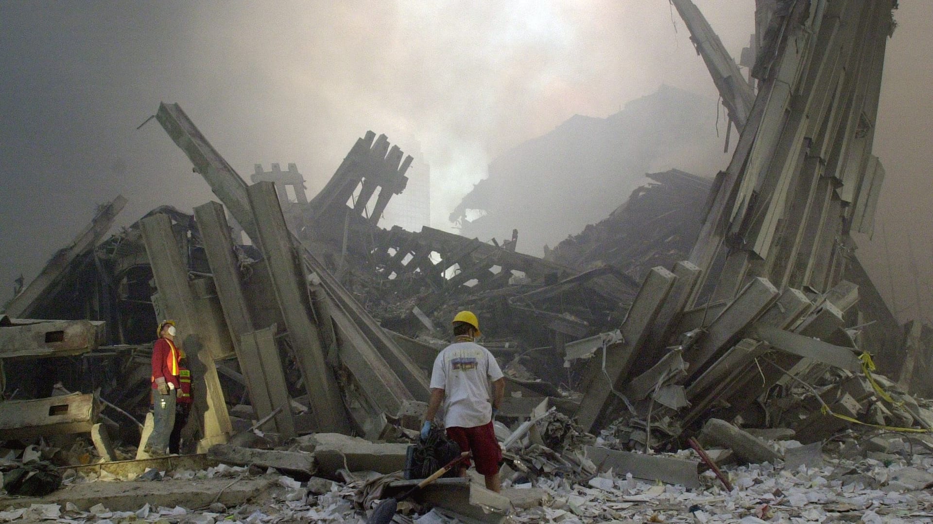 Trümmer des Word Trade Center 2001: Palantir wurde dazu gegründet, zukünftige Terroranschläge zu verhindern helfen. Trümmer des Word Trade Center 2001: Palantir wurde dazu gegründet, zukünftige Terroranschläge zu verhindern helfen.