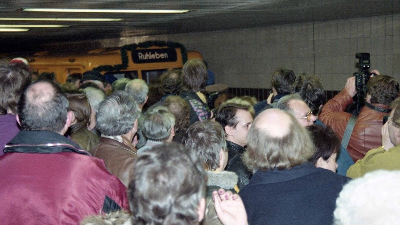 Die Premierenfahrt der U2 im Jahr 1993 (Archivbild): Zahlreiche Menschen versammelten sich für den besonderen Moment. Die Premierenfahrt der U2 im Jahr 1993 (Archivbild): Zahlreiche Menschen versammelten sich für den besonderen Moment.