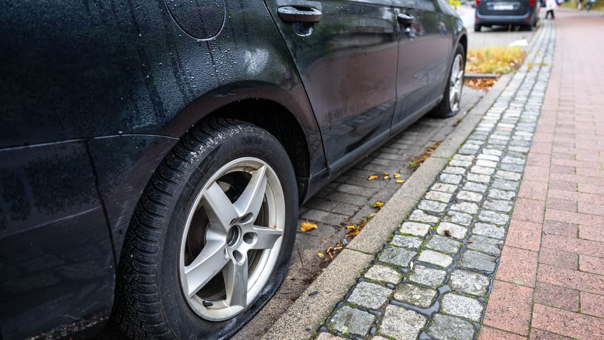 Berlin-Umweltaktivisten-The-Tyre-Extinguishers-lassen-Luft-aus-Reifen