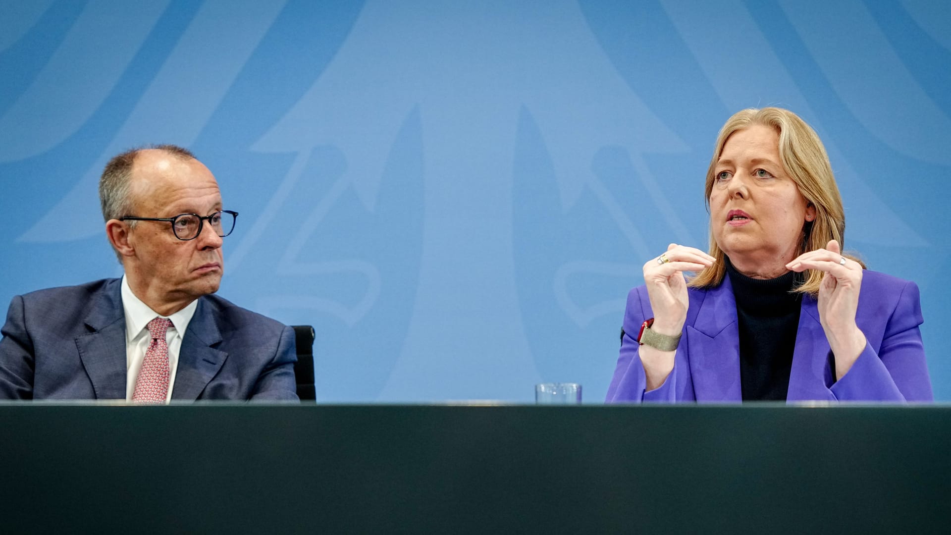 Bundeskanzler Friedrich Merz (CDU) und Arbeitsministerin Bärbel Bas (SPD): Noch im November soll ein erstes Rentenpaket vom Bundestag verabschiedet werden.