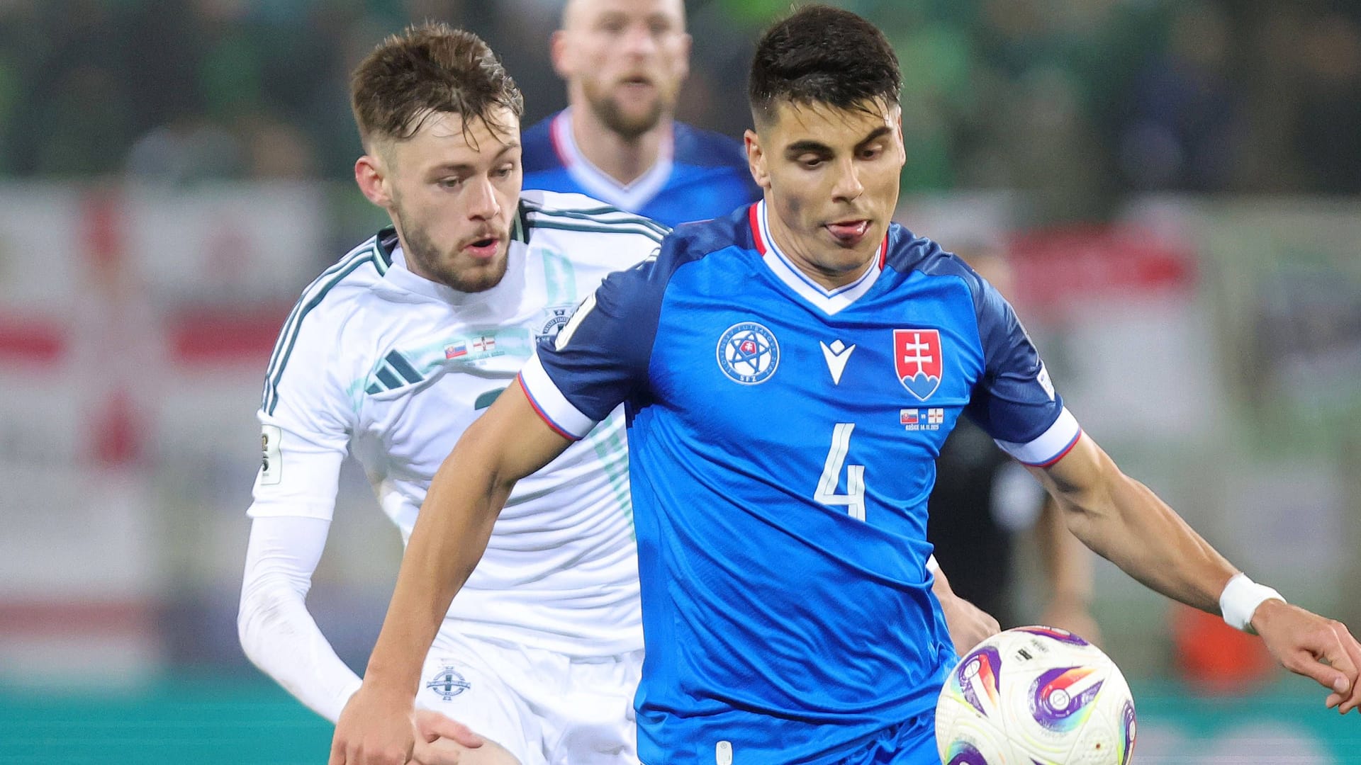 Slowakeis Adam Obert (r.) im Duell gegen seinen Gegenspieler: Am Montag trifft das Team auf Deutschland. Slowakeis Adam Obert (r.) im Duell gegen seinen Gegenspieler: Am Montag trifft das Team auf Deutschland.