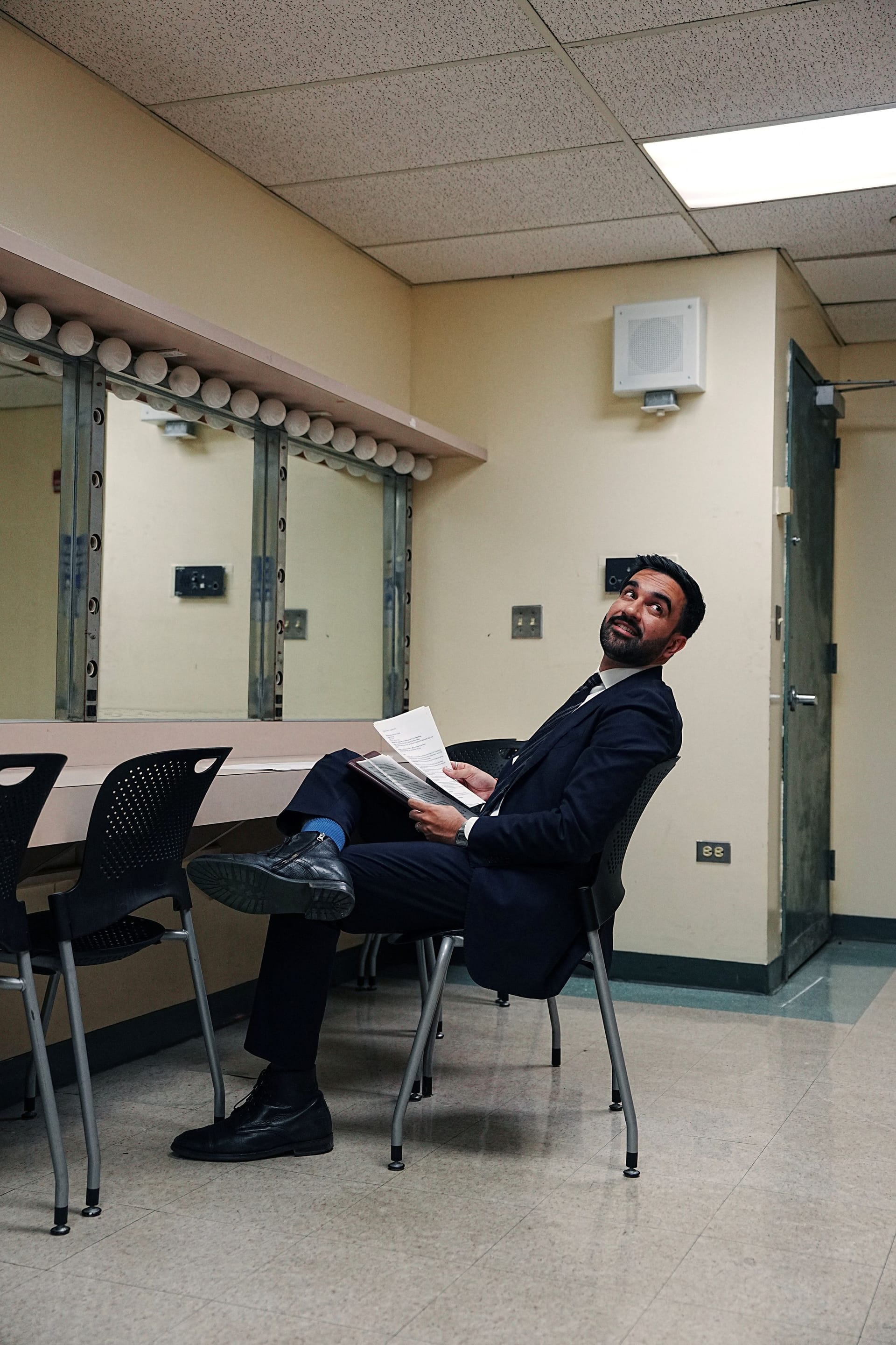 Mamdani bei den Vorbereitungen zu einem TV-Duell im Wahlkampf. Manche vergleichen den jungen Demokraten bereits mit Barack Obama. Mamdani bei den Vorbereitungen zu einem TV-Duell im Wahlkampf. Manche vergleichen den jungen Demokraten bereits mit Barack Obama.