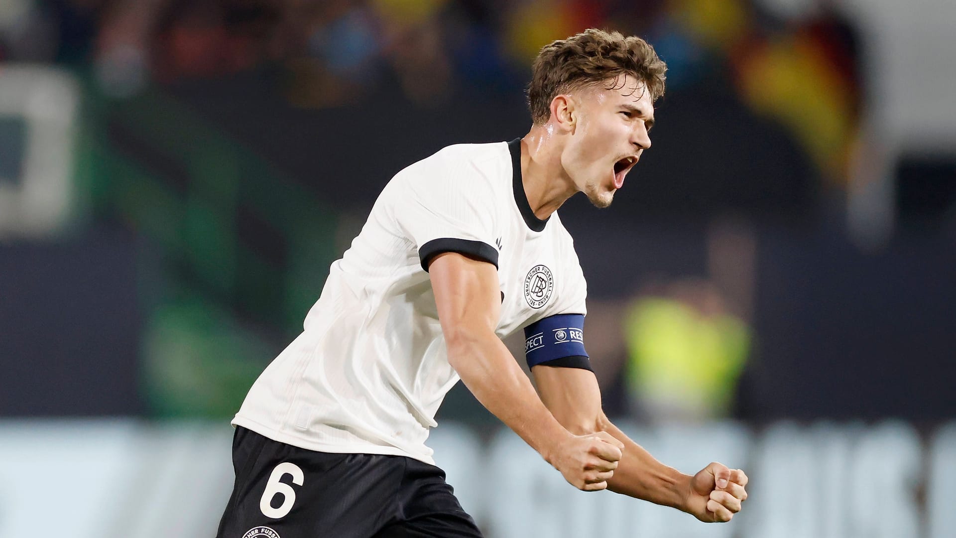 Tom Bischof jubelt: Er erzielte gleich drei Treffer.