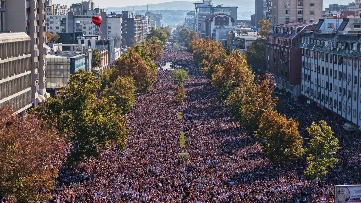 Zehntausende gedenken in Novi Sad der Tragödie mit 16 Toten
