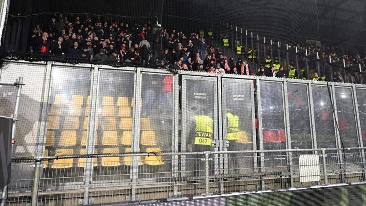 Europa-League-Polizei-setzt-Schlagst-cke-gegen-Stuttgart-Fans-ein