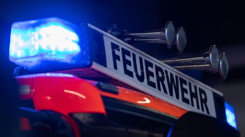 Ein Einsatzfahrzeug der Feuerwehr mit Blaulicht (Symbolbild): Die Feuerwehr rettete den Bewohner der Wohnung vom Balkon. Ein Einsatzfahrzeug der Feuerwehr mit Blaulicht (Symbolbild): Die Feuerwehr rettete den Bewohner der Wohnung vom Balkon.